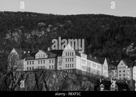 Sulla sommità della collina in Skuteviken, Rothaugen middle school. Bergen, Norvegia Foto Stock