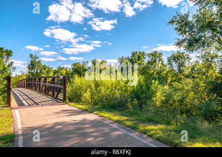 Grandi boschi lago situato in Cedar Falls, Iowa fotografato durante bellissimi colori e le nuvole. Foto Stock