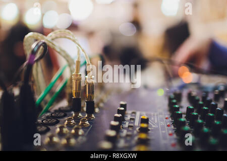 Professional sound engineering console con i pulsanti per controllare la qualità e il livello audio. Foto Stock