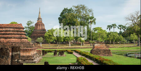 Bellissimo territorio del parco con la rovina complesso. Thailandia, Sukhothai Foto Stock