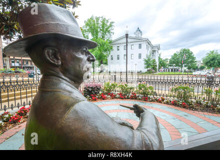 Una statua di bronzo di William Faulkner si affaccia sulla Courthouse Square, 31 maggio 2015, a Oxford, Mississippi. Foto Stock