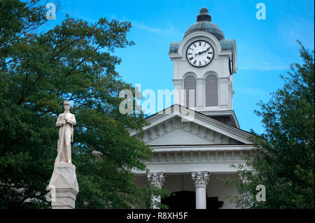 Un confederato monumento si trova di fronte il Lafayette County Courthouse, 17 luglio 2011, a Oxford, Mississippi. Foto Stock