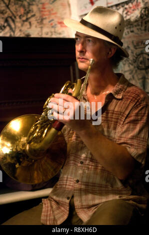 Un musicista suona la tromba come diners mangiare a Taylor drogheria, luglio 31, 2011, in Taylor, Mississippi. Foto Stock