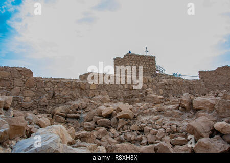 Rovine della fortezza di Masada. sulle pareti di pietra vi è una linea nera che delimita la parete originale del ricostruito uno. Foto Stock