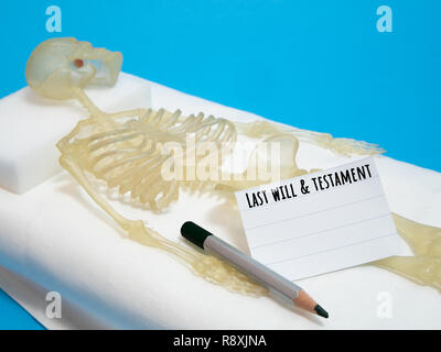 Ultima volontà e testamento concetto con scheletro umano la posa sul letto di morte con la matita e pezzo di carta Foto Stock