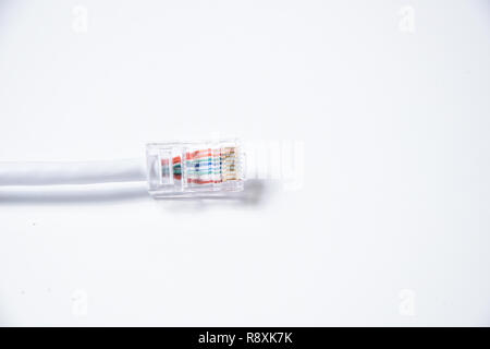 Close up LAN cavo testa collegare copia spazio su uno sfondo bianco, rj45 vista superiore Foto Stock