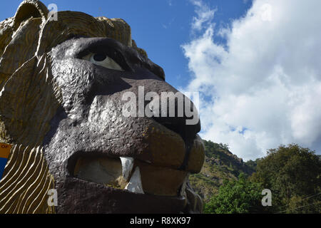 La testa di leone è una famosa attrazione lungo la strada Kennon, una grande autostrada di Luzon, Filippine che conduce alla città di Baguio Foto Stock