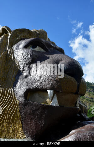 La testa di leone è una famosa attrazione lungo la strada Kennon, una grande autostrada di Luzon, Filippine che conduce alla città di Baguio Foto Stock