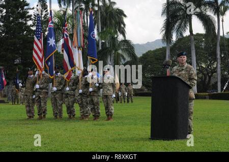 Brig. Gen. Doug Anderson (a destra), in entrata il vice comandante General-Army Riserva, USARPAC, offre il suo discorso durante l a battenti 'V' cerimonia tenutasi nello storico Palm Circle, Fort Shafter, Hawaii, Marzo 14, 2017. I battenti a 'V' si è tenuta la cerimonia in onore di Anderson nel suo nuovo ruolo nonché di Esercito Australiano Il Mag. Gen. Gregory C. Bilton (non raffigurata), in uscita il vice comandante General-North, U.S. Esercito pacifico, per il suo servizio distinto come egli si prepara a discostarsi USARPAC; e di dare il benvenuto a esercito australiano Il Mag. Gen. Roger nobile (non raffigurata), in entrata il vice comandante General-North. La 'V' fare riferimento Foto Stock