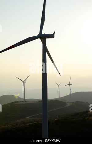 Le turbine eoliche - Energie rinnovabili Foto Stock
