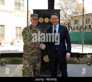 Supporto risoluto Comandante Generale John W. Nicholson in posa per una foto con Invictus Games CEO Michael Burns a Kabul, Afghanistan, Marzo 14, 2017. Foto Stock