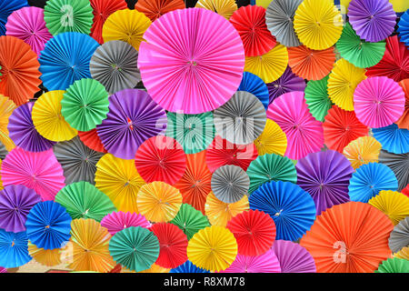 Carta colorata di piegatura astratta multicolore per lo sfondo. Foto Stock