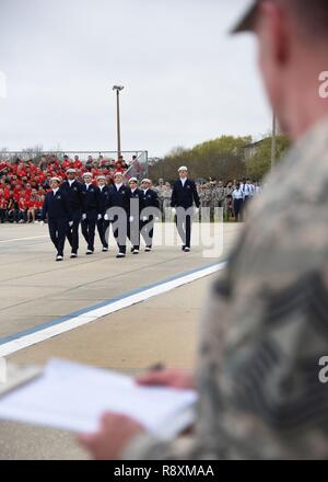 Membri del 334 Training Squadron regolamento team trapano effettuare durante il 81o gruppo di addestramento di drill down al Levitow Supporto Training Facility pad trapano 10 marzo 2017, su Keesler Air Force Base, Miss. Avieri dalla 81st gruppo Formazione hanno gareggiato in un aperto trimestrale di ranghi di ispezione, regolamento routine trapano e punte di freestyle di routine con la 334 TRS "Gators" prendendo il primo posto. Foto Stock