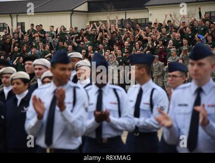 Membri del 334 Training Squadron allegria durante il 81o gruppo di addestramento di drill down al Levitow Supporto Training Facility pad trapano 10 marzo 2017, su Keesler Air Force Base, Miss. Avieri dalla 81st TRG hanno gareggiato in un aperto trimestrale di ranghi di ispezione, regolamento routine trapano e punte di freestyle di routine con la 334 TRS "Gators" prendendo il primo posto. Foto Stock