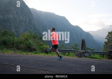 SCHOFIELD BARRACKS - Col. Stephen E. Dawson, U.S. Esercito comandante Garrison-Hawaii, teste back down Kolekole passare, durante la Kolekole 10K, 11 marzo 2017. La gara ha restituito per il suo secondo anno ed era aperto ai militari e il pubblico. Il Kolekole 10K è parte delle Hawaii Forze Armate Comune di gara della serie. Foto Stock