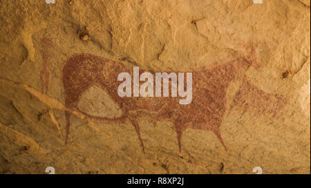 Pitture rupestri e incisioni rupestri in grotta Terkei aka mucca più grande in Ennedi, Ciad Foto Stock