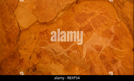 Pitture rupestri e incisioni rupestri in grotta Bichagara cammello, mucca in Ennedi, Ciad Foto Stock