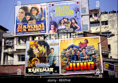 Bollywood dipinti a mano hindi film poster hoardings cartelloni, Opera House, Bombay, Mumbai, Maharashtra, India, 1996, Foto Stock