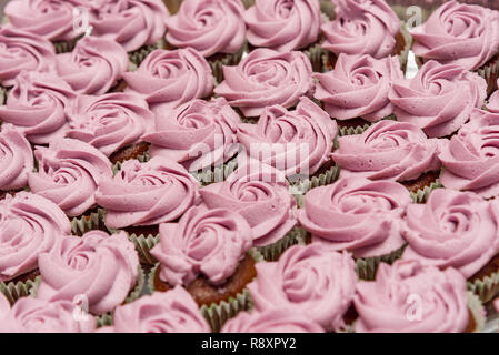 Tortini di cioccolato decorate con close up rose piping ciliegina messa a fuoco selettiva torte di rose Foto Stock