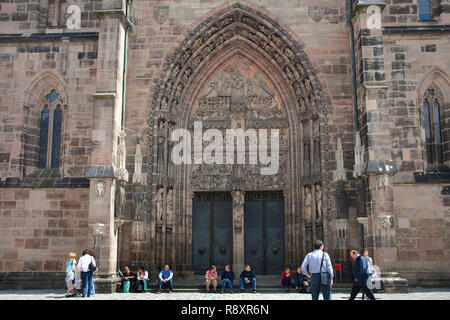 Portale, entrata principale di St. Lorenz chiesa alla città vecchia di Norimberga, Baviera, Germania, Europa Foto Stock