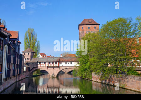 Henkersteg passerella e Hangman casa al fiume Pegnitz, città vecchia, Norimberga, Franconia, Baviera, Germania, Europa Foto Stock