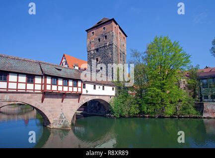 Henkersteg passerella e Hangman casa al fiume Pegnitz, città vecchia, Norimberga, Franconia, Baviera, Germania, Europa Foto Stock
