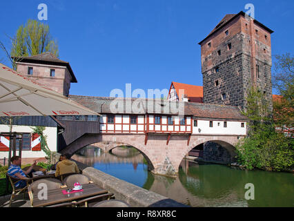 Henkersteg passerella e Hangman casa al fiume Pegnitz, città vecchia, Norimberga, Franconia, Baviera, Germania, Europa Foto Stock