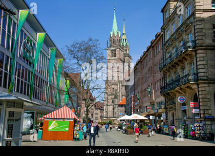 Negozi presso il King Street, chiesa di Lorenz, città vecchia, Norimberga, Franconia, Baviera, Germania, Europa Foto Stock