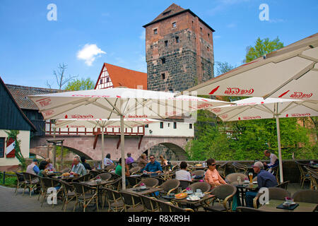 Ristorante presso il fiume Pegnitz, Henkersteg passerella e Henkerhaus edificio, città vecchia, Norimberga, Franconia, Baviera, Germania, Europa Foto Stock