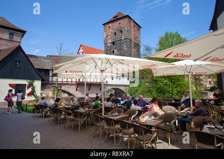 Ristorante presso il fiume Pegnitz, Henkersteg passerella e Henkerhaus edificio, città vecchia, Norimberga, Franconia, Baviera, Germania, Europa Foto Stock