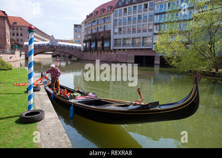 Gondola sul fiume Pegnitz, ponte di carne, città vecchia, Norimberga, Franconia, Baviera, Germania, Europa Foto Stock