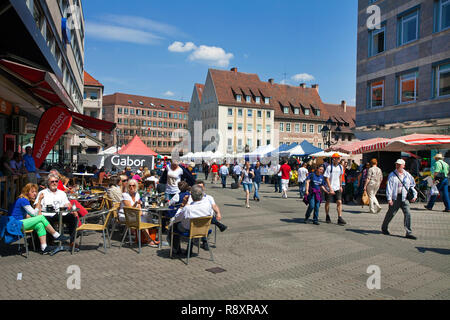 Street cafe al King Street, vicino Ponte del museo, città vecchia, Norimberga, Franconia, Baviera, Germania, Europa Foto Stock