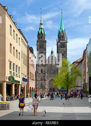 Negozi a Karolinen street e Lorenz chiesa, città vecchia, Norimberga, Franconia, Baviera, Germania, Europa Foto Stock