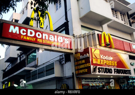 McDonalds ristorante a conduzione familiare, Strada di collegamento, Bandra, Mumbai, Maharashtra, India Foto Stock