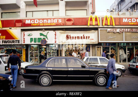 McDonalds ristorante a conduzione familiare, Strada di collegamento, Bandra, Mumbai, Maharashtra, India Foto Stock