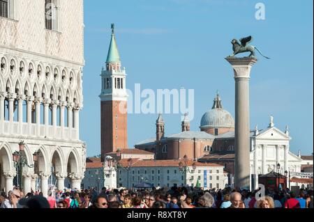 L'Italia, Veneto, Venezia elencati come patrimonio mondiale dall' UNESCO, Piazza San Marco, Palazzo Ducale (Palazzo dei Dogi) e il leone di San Marco che Foto Stock