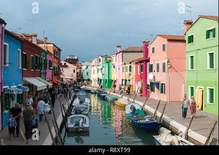 L'Italia, Veneto, Venezia elencati come patrimonio mondiale dall' UNESCO, Isola di Burano, case colorate, canal Foto Stock