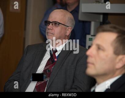 Curtis Rowland, Chief Scientist per la Nazionale dell'aria e dello spazio del centro di intelligence, orologi una presentazione sulle funzionalità del Hanscom collaborazione e innovazione Centerwith Giuseppe Pridotkas, direttore, Air Force Life Cycle Management Center- Hanscom divisione di Intelligence. Rowland ha recentemente visitato Hanscom per saperne di più sulle innovazioni tecnologiche succede a Hanscom e di tutto il New England che potrebbero influenzare positivamente la sua agenzia di missione. Foto Stock