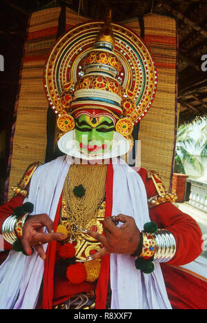 K. Sivrajan eseguendo kathakali dance, la danza classica, Kerala, India, il sig. N° 306 Foto Stock