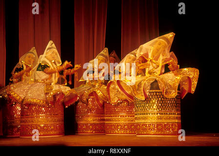 Le donne di eseguire manipuri la danza classica vasant ras, folk dance, Manipur, India Foto Stock