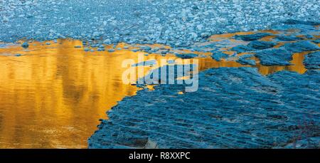 Spagna Aragona, Huesca, Laspuna, pena Montanesa, riflessi nell'acqua di un fiume dalle scogliere al tramonto Foto Stock