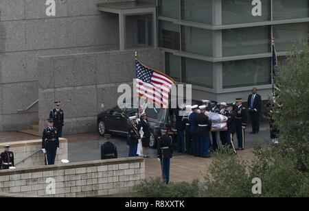 Stati Uniti I membri del servizio rimuovere lo scrigno dell ex Presidente George H.W. Bush, la quarantunesima edizione del presidente, a George Bush Presidential Library Center, Texas A&M University College Station, Texas, 6 dicembre 2018. Il servizio i membri sono stati assegnati alla forza comune sede Regione della Capitale Nazionale (JFHQ-NCR), basata a Fort Lesley J. McNair, Washington D.C. Il JFHQ-NCR include gli Stati Uniti Esercito Distretto Militare di Washington, quartiere navale di Washington, Marine Corps Forces National Capital Region, Air Force quartiere di Washington, e gli Stati Uniti Coast Guard Settore Baltimore. Foto Stock