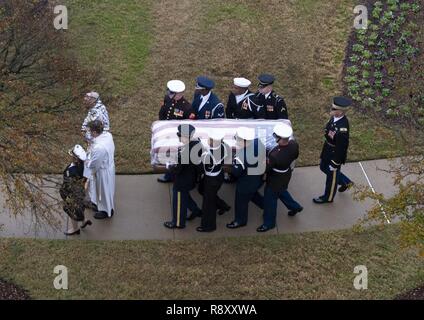 Stati Uniti I membri del servizio dello stato dei servizi di sepoltura per l ex Presidente George H.W. Bush, la quarantunesima edizione del presidente George Bush Presidential Library Center presso Texas A&M University College Station, Texas, 6 dicembre 2018. Il servizio i membri sono stati assegnati alla forza comune sede Regione della Capitale Nazionale (JFHQ-NCR), basata a Fort Lesley J. McNair, Washington D.C. Il JFHQ-NCR include gli Stati Uniti Esercito Distretto Militare di Washington, quartiere navale di Washington, Marine Corps Forces National Capital Region, Air Force quartiere di Washington, e gli Stati Uniti Coast Guard Settore Baltimore. Foto Stock