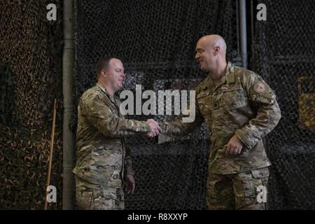 Stati Uniti Air Force Senior Master Sgt. Jason Westbrook, 320a tattiche speciali Squadron sovrintendente, sinistra, è congratulato da Lt. Col. Charles Hodges, 320STS commander, per la sua promozione a Capo Comandante Sergente nel Dicembre 6, 2018 a Kadena Air Base, Giappone. Un totale di otto senior master sergeants sono stati selezionati per la promozione attraverso il XVIII Ala e il suo inquilino di unità. Foto Stock