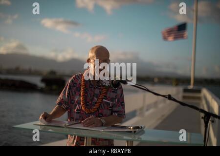 PEARL HARBOR (dec. n. 7, 2018) Master Chief Yeoman pensionati Jim Taylor, regione marina Hawaii Pearl Harbor superstite Liaison, racconta storie di USS Utah (AG-16) sopravvissuti durante la USS Utah Memorial cerimonia del tramonto. La cerimonia onori la perdita dell'Utah e 58 membri di equipaggio. La USS Utah è stata la prima nave affondata nell'attacco a Pearl Harbor il 7 dicembre, 1941. Colpito da due siluri, la nave capovolta ed affondò entro 12 minuti. Foto Stock