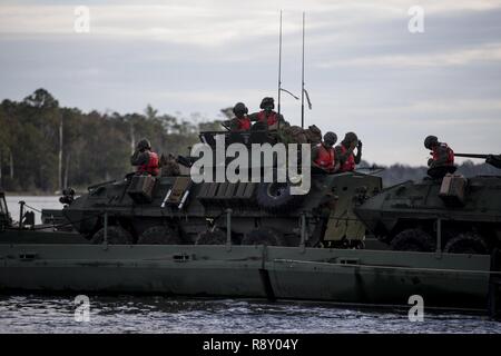 Stati Uniti Marines con seconda luce ricognizione corazzate, 2° Divisione Marine, il comportamento di un fiume che attraversa utilizzando un nastro migliorate Bridge durante il 6° Reggimento di Marina di Campo (esercizio FEX) a bordo di Camp Lejeune, N.C., 7 dicembre, 2018. Il regimental FEX utilizza le capacità di combattimento da tutta la Marina Air-Ground Task Force, migliorando la disponibilità di missione. Foto Stock