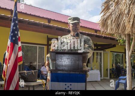 TRUJILLO, Honduras (dec. n. 7, 2018) - USA Esercito Col. Hector Paz III, di alti ufficiali della difesa e difesa attaché per l ambasciata degli Stati Uniti in Honduras, offre commento durante la cerimonia di apertura si terrà presso uno dei due siti medici. La cerimonia di apertura segna l inizio di cinque giorni di trattamento medico in Honduras. La nave ospedale USNS Comfort (T-AH 20) è su un 11-settimana supporto medico in missione in America Centrale e America del Sud come parte degli Stati Uniti Comando Sud il durevole promessa iniziativa. Il lavoro con la salute e i collaboratori del governo in Ecuador, Perù e Colombia e Honduras, imbarcato il team medico wi Foto Stock