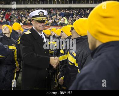 PHILADELPHIA (8 dicembre 2018) il comandante, Navy assunzione di comando posteriore, ADM. Brendan R. McLane, amministrato il giuramento di arruolamento per un gruppo di marinai in futuro al 119Army-Navy gioco di calcio. Foto Stock