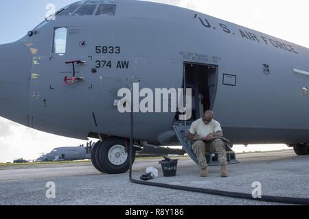 Il personale Sgt. Christopher Canto, 374 Manutenzione aeromobili squadrone battenti capo equipaggio, va oltre la sua ispezione pre-volo checklist durante il funzionamento caduta di Natale 2018 presso Andersen Air Force Base, Guam, Dicembre 9, 2018. Dal secondo un piano terre fino a quando il velivolo viene consegnato all'equipaggio, i membri del 374 AMXS garantire loro C-130J Super Hercules sono pronto a volare. Foto Stock