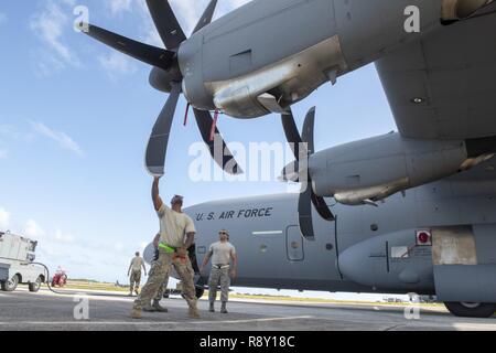 Il personale Sgt. Christopher Canto, 374 Manutenzione aeromobili squadrone battenti capo equipaggio, ispeziona le eliche di un C-130J Super Hercules durante il funzionamento caduta di Natale 2018 presso Andersen Air Force Base, Guam, Dicembre 9, 2018. Prima di volare, tutti gli aeromobili devono essere sottoposti ad ispezione al fine di assicurare la C-130J è pronto a volare. Foto Stock